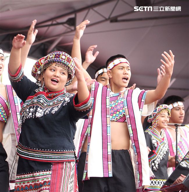 總統蔡英文出席中華民國中樞暨各界慶祝107年國慶大會，由三軍樂儀隊拉開序幕，憲兵快速反應連機車花式表演、學生精彩表演、國慶花車遊行、幻象戰機衝場。（記者邱榮吉/攝影）