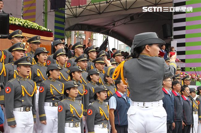 總統蔡英文出席中華民國中樞暨各界慶祝107年國慶大會，由三軍樂儀隊拉開序幕，憲兵快速反應連機車花式表演、學生精彩表演、國慶花車遊行、幻象戰機衝場。（記者邱榮吉/攝影）