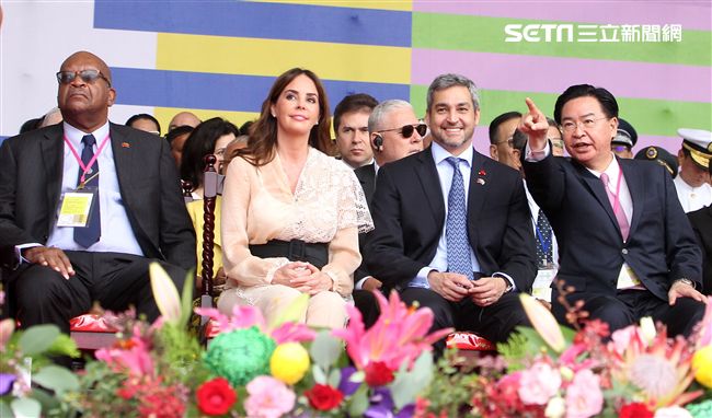 總統蔡英文出席中華民國中樞暨各界慶祝107年國慶大會，由三軍樂儀隊拉開序幕，憲兵快速反應連機車花式表演、學生精彩表演、國慶花車遊行、幻象戰機衝場。（記者邱榮吉/攝影）