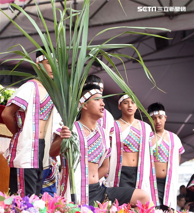 總統蔡英文出席中華民國中樞暨各界慶祝107年國慶大會，由三軍樂儀隊拉開序幕，憲兵快速反應連機車花式表演、學生精彩表演、國慶花車遊行、幻象戰機衝場。（記者邱榮吉/攝影）