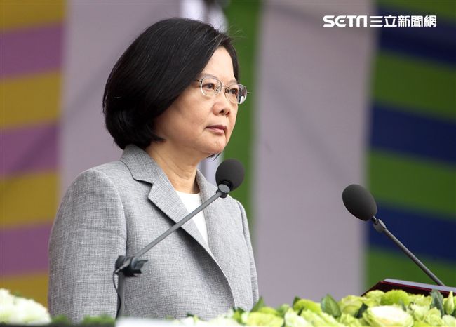 總統蔡英文出席中華民國中樞暨各界慶祝107年國慶大會，由三軍樂儀隊拉開序幕，憲兵快速反應連機車花式表演、學生精彩表演、國慶花車遊行、幻象戰機衝場。（記者邱榮吉/攝影）