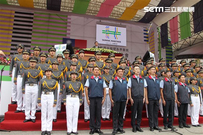 總統蔡英文出席中華民國中樞暨各界慶祝107年國慶大會，由三軍樂儀隊拉開序幕，憲兵快速反應連機車花式表演、學生精彩表演、國慶花車遊行、幻象戰機衝場。（記者邱榮吉/攝影）