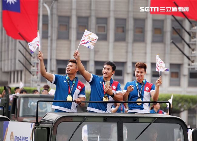 總統蔡英文出席中華民國中樞暨各界慶祝107年國慶大會，由三軍樂儀隊拉開序幕，憲兵快速反應連機車花式表演、學生精彩表演、國慶花車遊行、幻象戰機衝場。（記者邱榮吉/攝影）