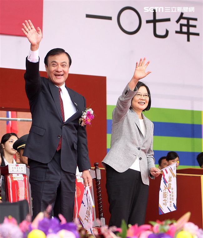 總統蔡英文出席中華民國中樞暨各界慶祝107年國慶大會，由三軍樂儀隊拉開序幕，憲兵快速反應連機車花式表演、學生精彩表演、國慶花車遊行、幻象戰機衝場。（記者邱榮吉/攝影）