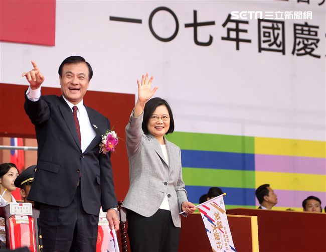 總統蔡英文出席中華民國中樞暨各界慶祝107年國慶大會，由三軍樂儀隊拉開序幕，憲兵快速反應連機車花式表演、學生精彩表演、國慶花車遊行、幻象戰機衝場。（記者邱榮吉/攝影）