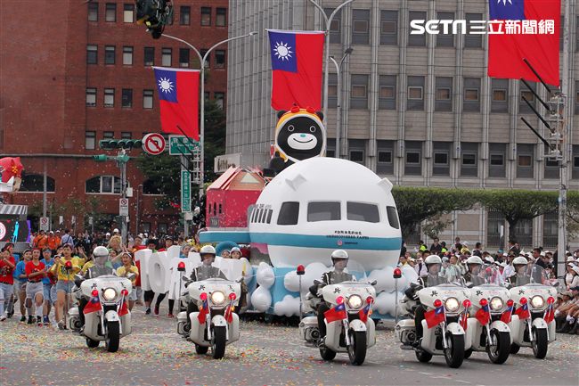 總統蔡英文出席中華民國中樞暨各界慶祝107年國慶大會，由三軍樂儀隊拉開序幕，憲兵快速反應連機車花式表演、學生精彩表演、國慶花車遊行、幻象戰機衝場。（記者邱榮吉/攝影）