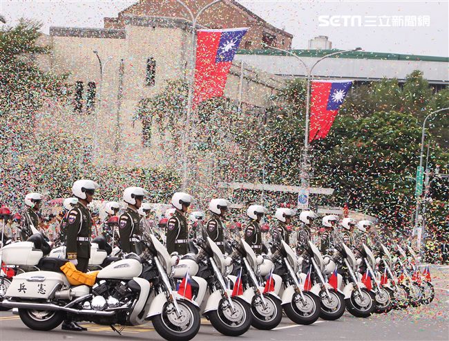 總統蔡英文出席中華民國中樞暨各界慶祝107年國慶大會，由三軍樂儀隊拉開序幕，憲兵快速反應連機車花式表演、學生精彩表演、國慶花車遊行、幻象戰機衝場。（記者邱榮吉/攝影）