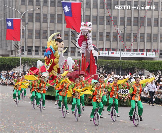 總統蔡英文出席中華民國中樞暨各界慶祝107年國慶大會，由三軍樂儀隊拉開序幕，憲兵快速反應連機車花式表演、學生精彩表演、國慶花車遊行、幻象戰機衝場。（記者邱榮吉/攝影）