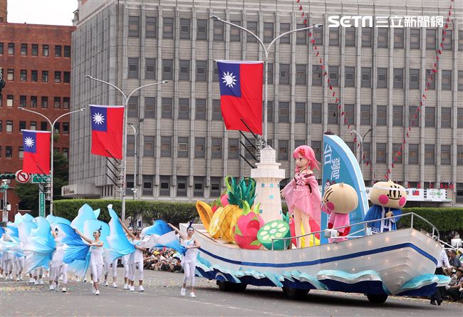 總統蔡英文出席中華民國中樞暨各界慶祝107年國慶大會，由三軍樂儀隊拉開序幕，憲兵快速反應連機車花式表演、學生精彩表演、國慶花車遊行、幻象戰機衝場。（記者邱榮吉/攝影）