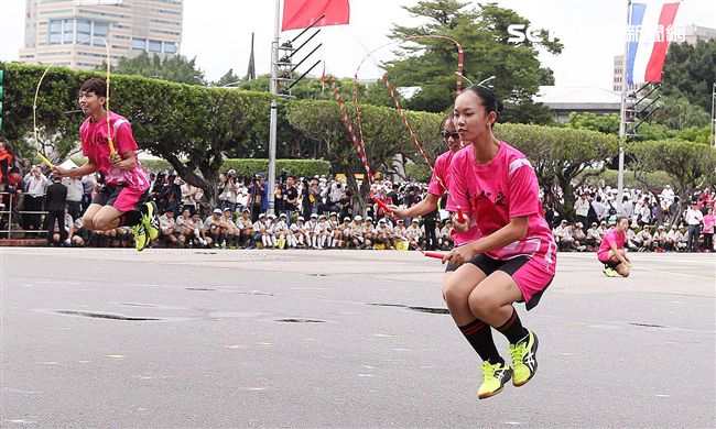 總統蔡英文出席中華民國中樞暨各界慶祝107年國慶大會，由三軍樂儀隊拉開序幕，憲兵快速反應連機車花式表演、學生精彩表演、國慶花車遊行、幻象戰機衝場。（記者邱榮吉/攝影）