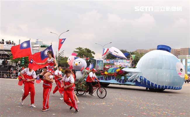 總統蔡英文出席中華民國中樞暨各界慶祝107年國慶大會，由三軍樂儀隊拉開序幕，憲兵快速反應連機車花式表演、學生精彩表演、國慶花車遊行、幻象戰機衝場。（記者邱榮吉/攝影）