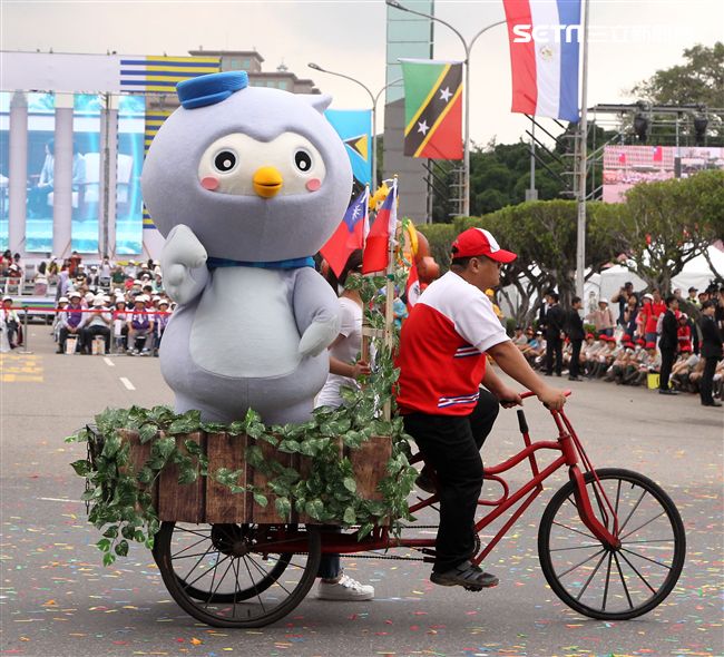 總統蔡英文出席中華民國中樞暨各界慶祝107年國慶大會，由三軍樂儀隊拉開序幕，憲兵快速反應連機車花式表演、學生精彩表演、國慶花車遊行、幻象戰機衝場。（記者邱榮吉/攝影）