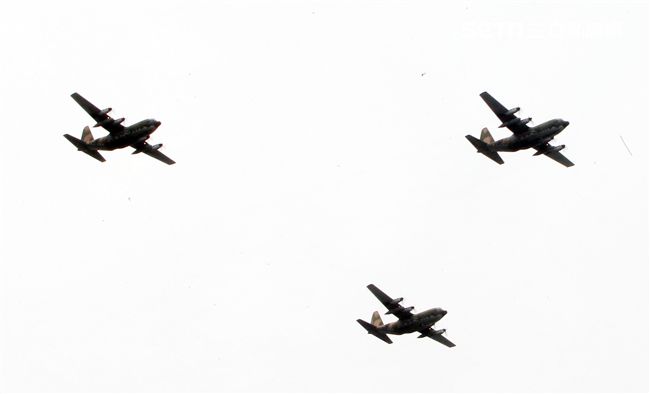 總統蔡英文出席中華民國中樞暨各界慶祝107年國慶大會，由三軍樂儀隊拉開序幕，憲兵快速反應連機車花式表演、學生精彩表演、國慶花車遊行、幻象戰機衝場。（記者邱榮吉/攝影）