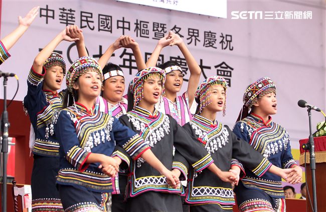 總統蔡英文出席中華民國中樞暨各界慶祝107年國慶大會，由三軍樂儀隊拉開序幕，憲兵快速反應連機車花式表演、學生精彩表演、國慶花車遊行、幻象戰機衝場。（記者邱榮吉/攝影）