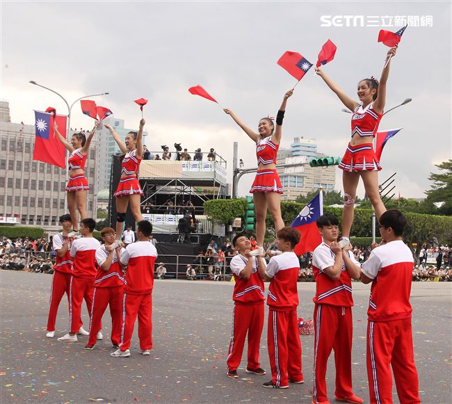 總統蔡英文出席中華民國中樞暨各界慶祝107年國慶大會，由三軍樂儀隊拉開序幕，憲兵快速反應連機車花式表演、學生精彩表演、國慶花車遊行、幻象戰機衝場。（記者邱榮吉/攝影）