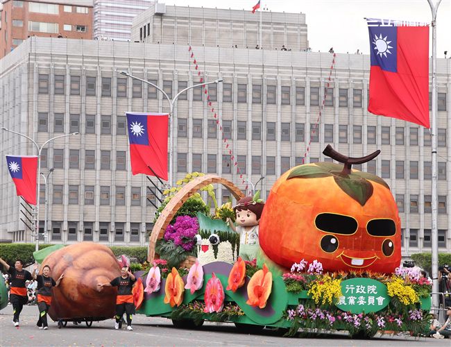 總統蔡英文出席中華民國中樞暨各界慶祝107年國慶大會，由三軍樂儀隊拉開序幕，憲兵快速反應連機車花式表演、學生精彩表演、國慶花車遊行、幻象戰機衝場。（記者邱榮吉/攝影）