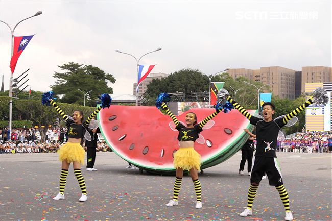 總統蔡英文出席中華民國中樞暨各界慶祝107年國慶大會，由三軍樂儀隊拉開序幕，憲兵快速反應連機車花式表演、學生精彩表演、國慶花車遊行、幻象戰機衝場。（記者邱榮吉/攝影）