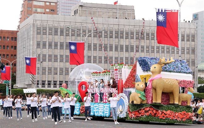 總統蔡英文出席中華民國中樞暨各界慶祝107年國慶大會，由三軍樂儀隊拉開序幕，憲兵快速反應連機車花式表演、學生精彩表演、國慶花車遊行、幻象戰機衝場。（記者邱榮吉/攝影）