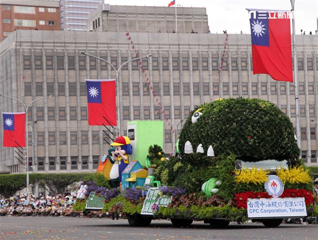 總統蔡英文出席中華民國中樞暨各界慶祝107年國慶大會，由三軍樂儀隊拉開序幕，憲兵快速反應連機車花式表演、學生精彩表演、國慶花車遊行、幻象戰機衝場。（記者邱榮吉/攝影）