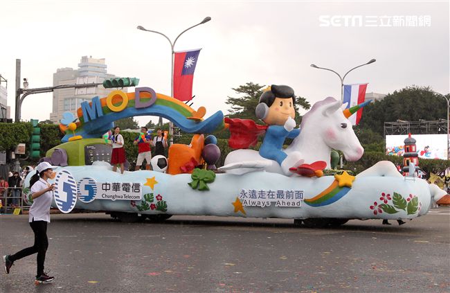 總統蔡英文出席中華民國中樞暨各界慶祝107年國慶大會，由三軍樂儀隊拉開序幕，憲兵快速反應連機車花式表演、學生精彩表演、國慶花車遊行、幻象戰機衝場。（記者邱榮吉/攝影）