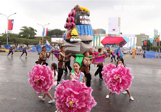 總統蔡英文出席中華民國中樞暨各界慶祝107年國慶大會，由三軍樂儀隊拉開序幕，憲兵快速反應連機車花式表演、學生精彩表演、國慶花車遊行、幻象戰機衝場。（記者邱榮吉/攝影）