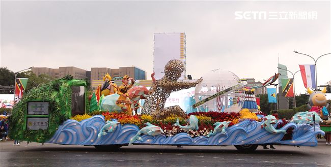 總統蔡英文出席中華民國中樞暨各界慶祝107年國慶大會，由三軍樂儀隊拉開序幕，憲兵快速反應連機車花式表演、學生精彩表演、國慶花車遊行、幻象戰機衝場。（記者邱榮吉/攝影）