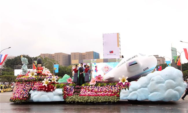 總統蔡英文出席中華民國中樞暨各界慶祝107年國慶大會，由三軍樂儀隊拉開序幕，憲兵快速反應連機車花式表演、學生精彩表演、國慶花車遊行、幻象戰機衝場。（記者邱榮吉/攝影）