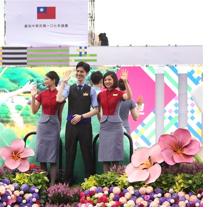 總統蔡英文出席中華民國中樞暨各界慶祝107年國慶大會，由三軍樂儀隊拉開序幕，憲兵快速反應連機車花式表演、學生精彩表演、國慶花車遊行、幻象戰機衝場。（記者邱榮吉/攝影）