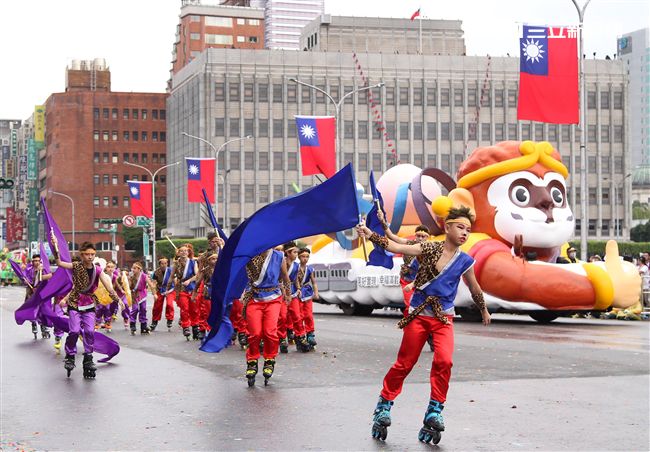 總統蔡英文出席中華民國中樞暨各界慶祝107年國慶大會，由三軍樂儀隊拉開序幕，憲兵快速反應連機車花式表演、學生精彩表演、國慶花車遊行、幻象戰機衝場。（記者邱榮吉/攝影）