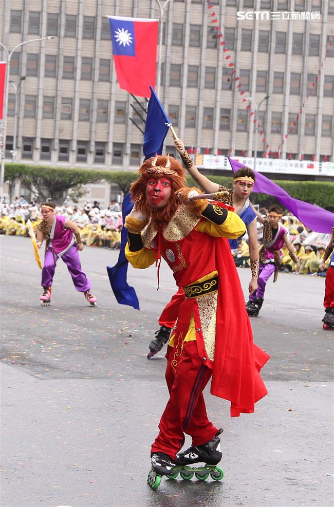 總統蔡英文出席中華民國中樞暨各界慶祝107年國慶大會，由三軍樂儀隊拉開序幕，憲兵快速反應連機車花式表演、學生精彩表演、國慶花車遊行、幻象戰機衝場。（記者邱榮吉/攝影）