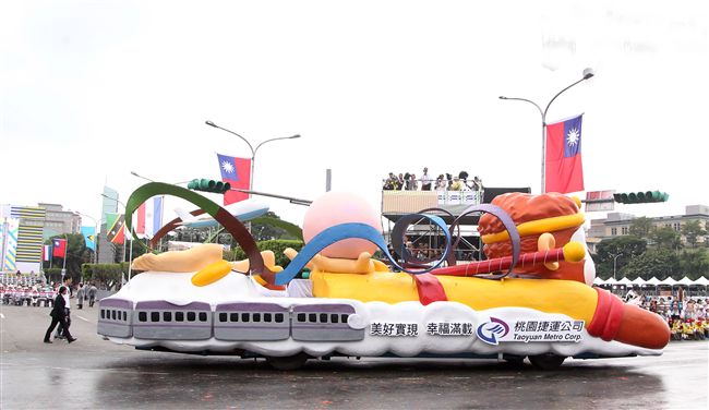 總統蔡英文出席中華民國中樞暨各界慶祝107年國慶大會，由三軍樂儀隊拉開序幕，憲兵快速反應連機車花式表演、學生精彩表演、國慶花車遊行、幻象戰機衝場。（記者邱榮吉/攝影）