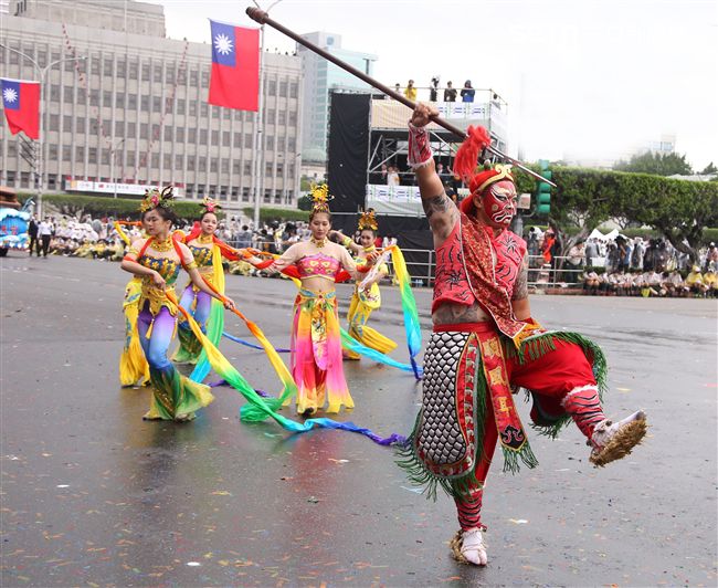 總統蔡英文出席中華民國中樞暨各界慶祝107年國慶大會，由三軍樂儀隊拉開序幕，憲兵快速反應連機車花式表演、學生精彩表演、國慶花車遊行、幻象戰機衝場。（記者邱榮吉/攝影）