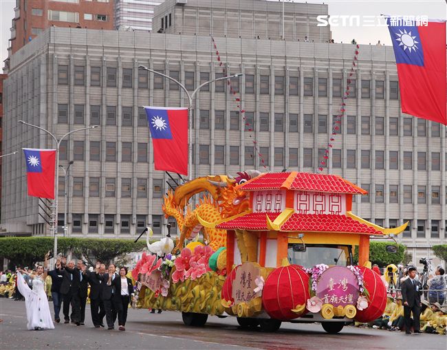 總統蔡英文出席中華民國中樞暨各界慶祝107年國慶大會，由三軍樂儀隊拉開序幕，憲兵快速反應連機車花式表演、學生精彩表演、國慶花車遊行、幻象戰機衝場。（記者邱榮吉/攝影）