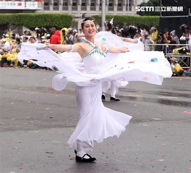 總統蔡英文出席中華民國中樞暨各界慶祝107年國慶大會，由三軍樂儀隊拉開序幕，憲兵快速反應連機車花式表演、學生精彩表演、國慶花車遊行、幻象戰機衝場。（記者邱榮吉/攝影）