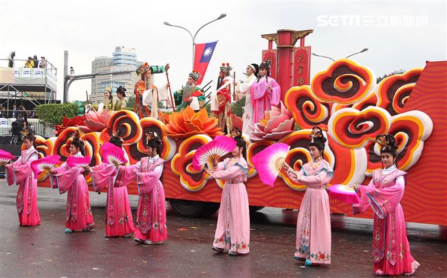 總統蔡英文出席中華民國中樞暨各界慶祝107年國慶大會，由三軍樂儀隊拉開序幕，憲兵快速反應連機車花式表演、學生精彩表演、國慶花車遊行、幻象戰機衝場。（記者邱榮吉/攝影）