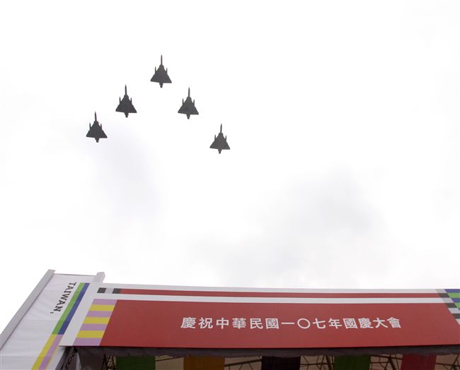 總統蔡英文出席中華民國中樞暨各界慶祝107年國慶大會，由三軍樂儀隊拉開序幕，憲兵快速反應連機車花式表演、學生精彩表演、國慶花車遊行、幻象戰機衝場。（記者邱榮吉/攝影）