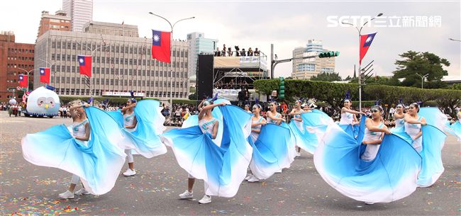 總統蔡英文出席中華民國中樞暨各界慶祝107年國慶大會，由三軍樂儀隊拉開序幕，憲兵快速反應連機車花式表演、學生精彩表演、國慶花車遊行、幻象戰機衝場。（記者邱榮吉/攝影）