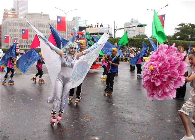 總統蔡英文出席中華民國中樞暨各界慶祝107年國慶大會，由三軍樂儀隊拉開序幕，憲兵快速反應連機車花式表演、學生精彩表演、國慶花車遊行、幻象戰機衝場。（記者邱榮吉/攝影）