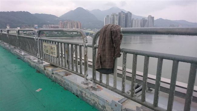 男子疑跳橋輕生　欄杆上還掛著外套