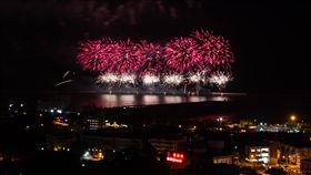 107年國慶煙火將移師花蓮施放（1）107年國慶煙火將移師花蓮港東堤施放，國慶籌備委員會17日晚間先行施放煙火定位。（花蓮縣政府提供）中央社記者李先鳳傳真　107年9月17日