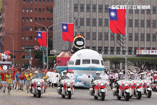 中華民國中樞暨各界慶祝107年國慶大會，24輛各企業花車遊行。（記者邱榮吉/攝影）