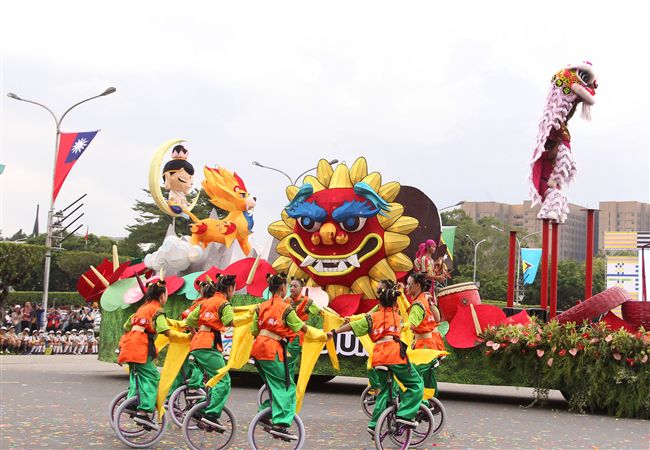 中華民國中樞暨各界慶祝107年國慶大會，24輛各企業花車遊行。（記者邱榮吉/攝影）