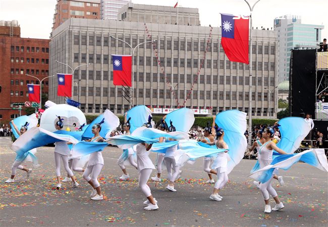 中華民國中樞暨各界慶祝107年國慶大會，24輛各企業花車遊行。（記者邱榮吉/攝影）