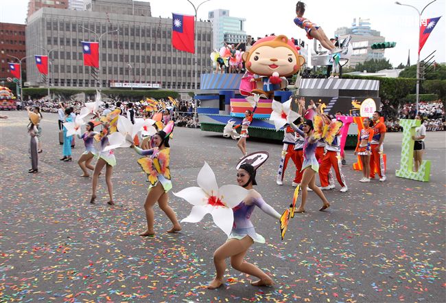 中華民國中樞暨各界慶祝107年國慶大會，24輛各企業花車遊行。（記者邱榮吉/攝影）