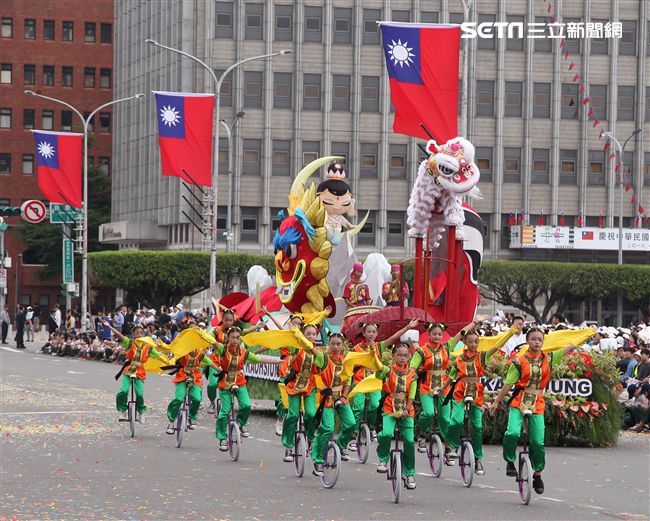 中華民國中樞暨各界慶祝107年國慶大會，24輛各企業花車遊行。（記者邱榮吉/攝影）