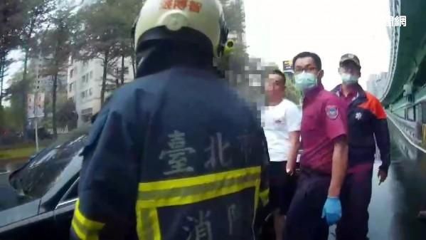 等紅燈睡死害塞車　他車內被搜出槍毒