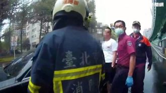 等紅燈睡死害塞車　他車內被搜出槍毒