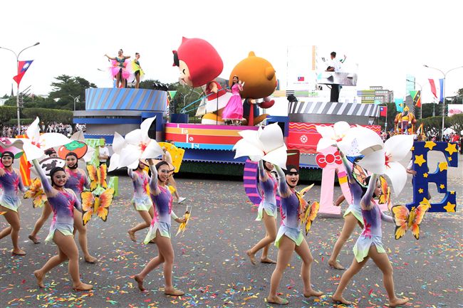 中華民國中樞暨各界慶祝107年國慶大會，24輛各企業花車遊行。（記者邱榮吉/攝影）