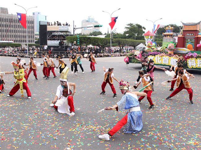 中華民國中樞暨各界慶祝107年國慶大會，24輛各企業花車遊行。（記者邱榮吉/攝影）