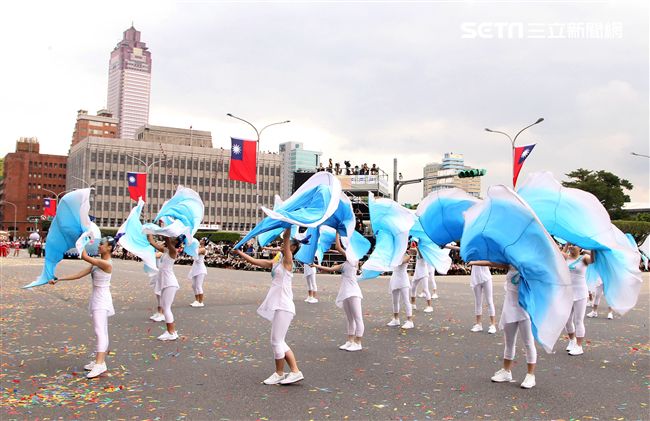 中華民國中樞暨各界慶祝107年國慶大會，24輛各企業花車遊行。（記者邱榮吉/攝影）